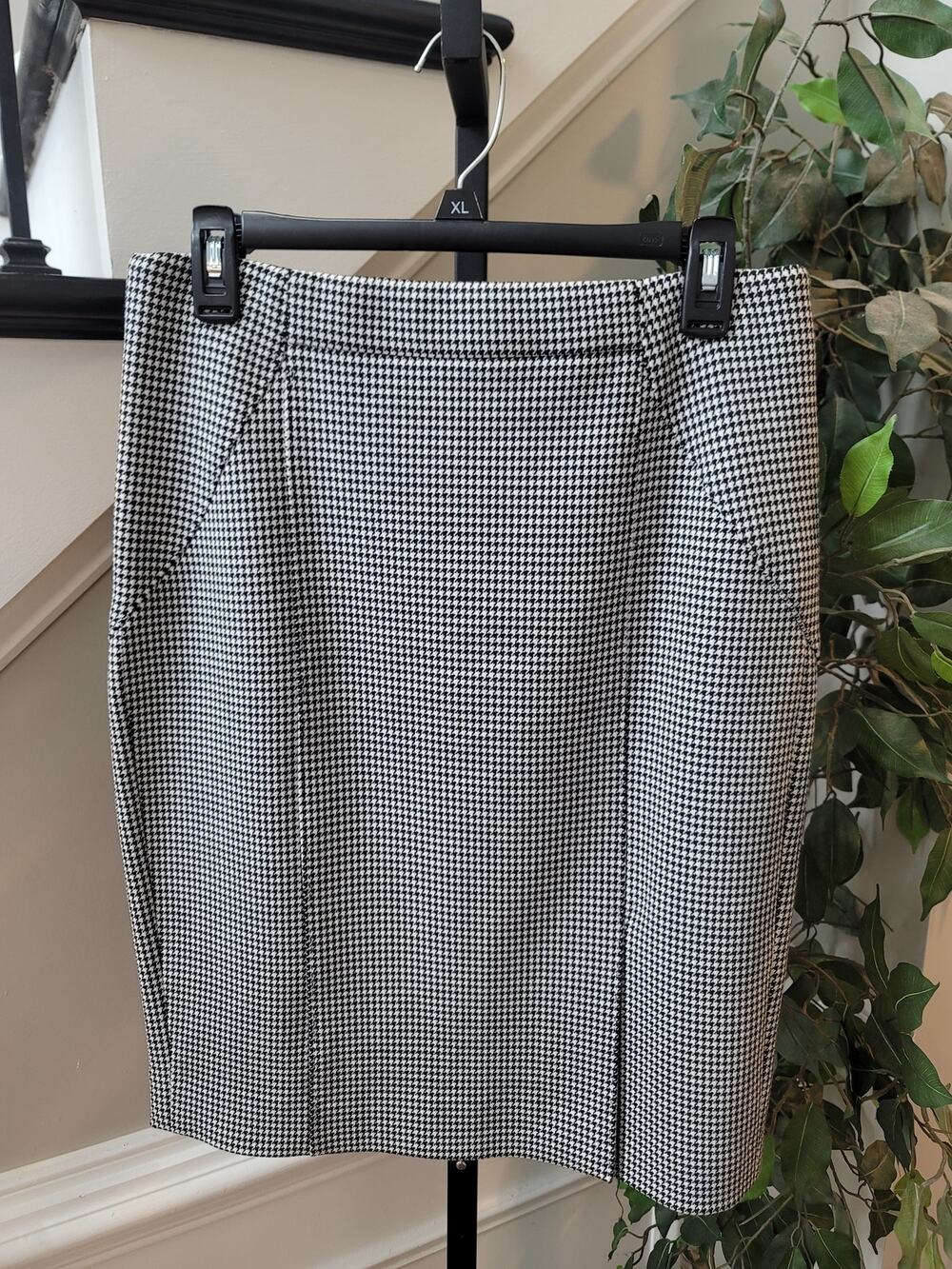 Banana Republic Pencil Skirt Women's Size 6 White/Black Houndstooth Side Slit